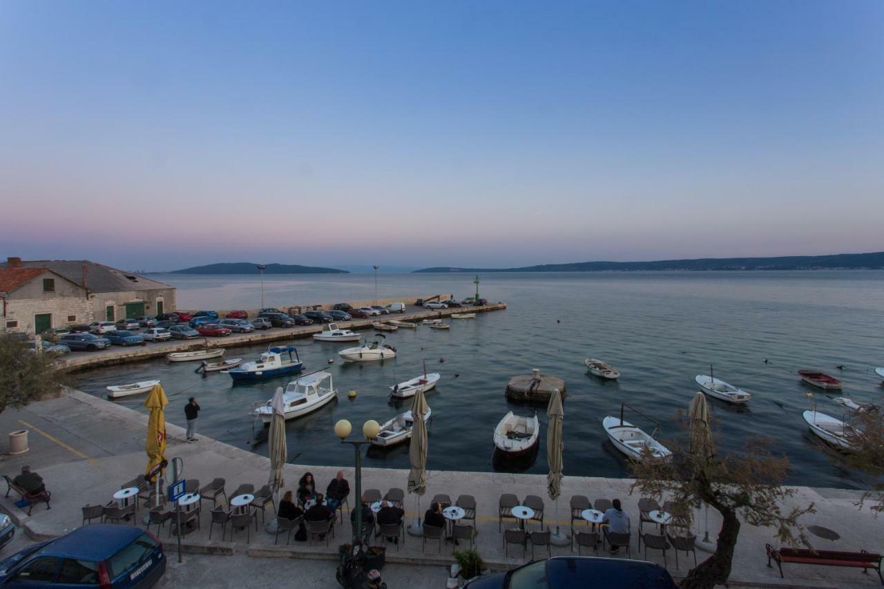 Seafront Apartment In Historical Cippico Castle Kastela Exterior photo