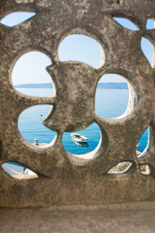 Seafront Apartment In Historical Cippico Castle Kastela Exterior photo