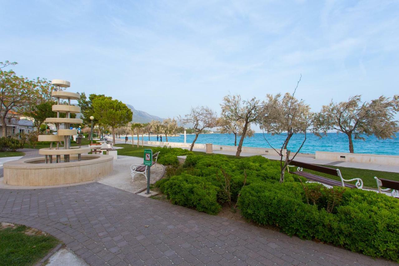 Seafront Apartment In Historical Cippico Castle Kastela Exterior photo